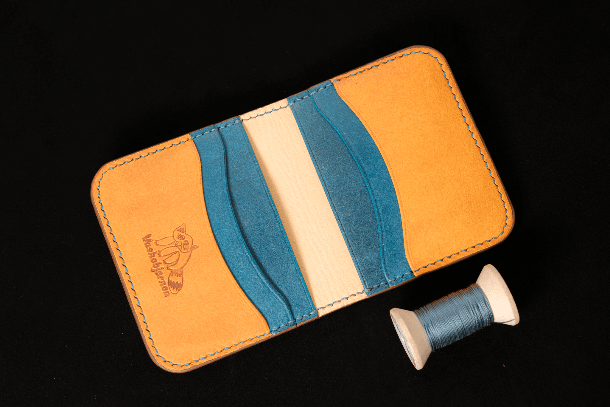 Bifold wallet interior